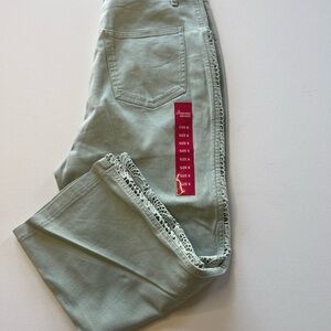 NWT Women's Comfort Denim Green Jeans with Lace Trim Capri (Z)